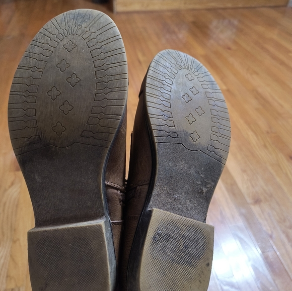 SO brand Doc Martin style, knit ankle boots, size 8 women's, shiny brown - Picture 5 of 7